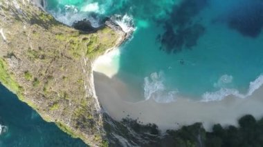 Nusa Penida Adası. Nusa Penida adasının inanılmaz manzara bir drone üzerinde çekildi. Kelingking Plajı