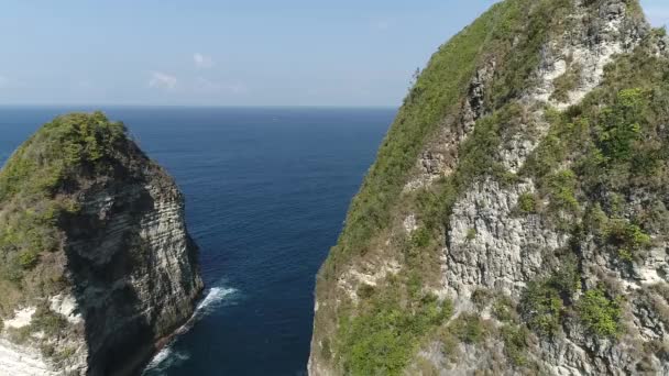 Île de Nusa Penida. Paysage incroyable de l'île de Nusa Penida filmé sur un drone. Plage de Kelingking 