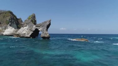 Nusa Penida Adası. Nusa Penida adasının inanılmaz manzara bir drone üzerinde çekildi. Atuh Plajı