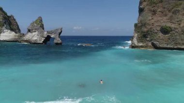 Nusa Penida Adası. Nusa Penida adasının inanılmaz manzara bir drone üzerinde çekildi. Atuh Plajı