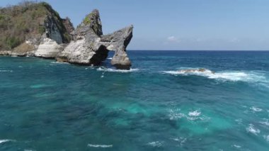 Nusa Penida Adası. Nusa Penida adasının inanılmaz manzara bir drone üzerinde çekildi. Atuh Plajı