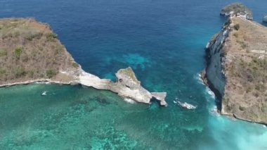 Nusa Penida Adası. Nusa Penida adasının inanılmaz manzara bir drone üzerinde çekildi. Atuh Plajı
