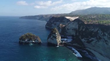 Nusa Penida Adası. Nusa Penida adasının inanılmaz manzara bir drone üzerinde çekildi. Atuh Plajı