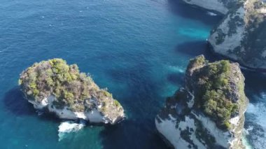Nusa Penida Adası. Nusa Penida adasının inanılmaz manzara bir drone üzerinde çekildi. Atuh Plajı