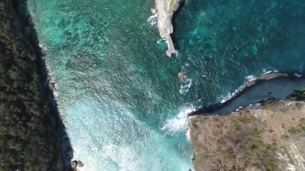 努沙佩尼达岛 努沙佩尼达岛的惊人景色拍摄在无人机上 Atuh — 图库视频影像