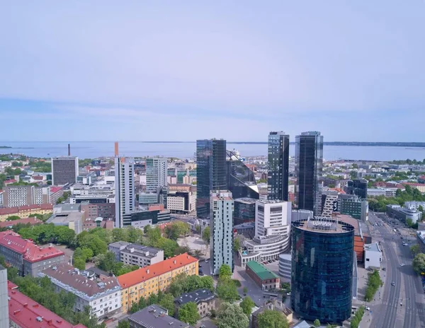 背の高い超高層ビルとモダンなビジネス地区の都市景観を空中タリン エストニア 2018 — ストック写真