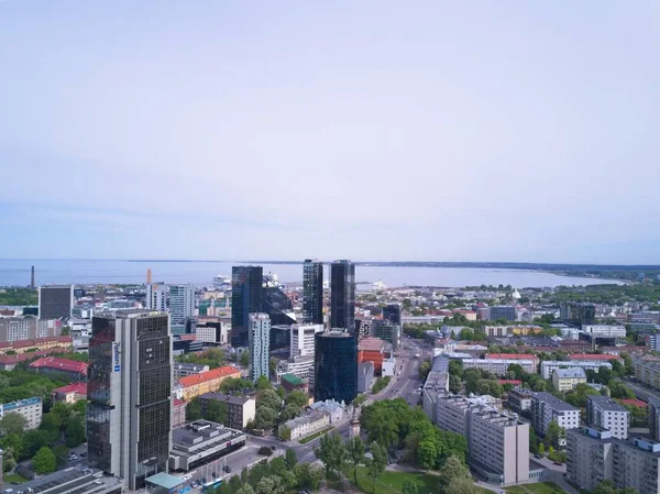 背の高い超高層ビルとモダンなビジネス地区の都市景観を空中タリン エストニア 2018 — ストック写真