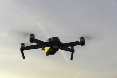 Estonya, Tallinn - 15 Haziran 2018: Dron deniz üzerinde uçan kamera ile. Mavic ile DJI indeks işlem yeni bir dron tasarımdan kaynaklanmaktadır