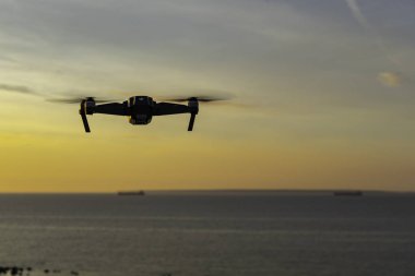 Estonya, Tallinn - 15 Haziran 2018: Dron deniz üzerinde uçan kamera ile. Mavic ile DJI indeks işlem yeni bir dron tasarımdan kaynaklanmaktadır