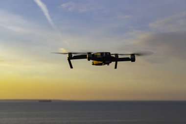 Estonya, Tallinn - 15 Haziran 2018: Dron deniz üzerinde uçan kamera ile. Mavic ile DJI indeks işlem yeni bir dron tasarımdan kaynaklanmaktadır