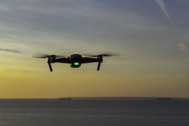 Estonya, Tallinn - 15 Haziran 2018: Dron deniz üzerinde uçan kamera ile. Mavic ile DJI indeks işlem yeni bir dron tasarımdan kaynaklanmaktadır