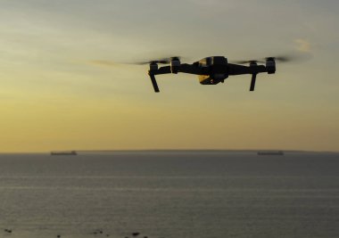 Estonya, Tallinn - 15 Haziran 2018: Dron deniz üzerinde uçan kamera ile. Mavic ile DJI indeks işlem yeni bir dron tasarımdan kaynaklanmaktadır