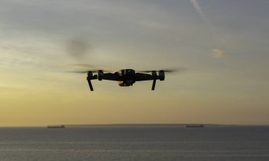 Estonya, Tallinn - 15 Haziran 2018: Dron deniz üzerinde uçan kamera ile. Mavic ile DJI indeks işlem yeni bir dron tasarımdan kaynaklanmaktadır