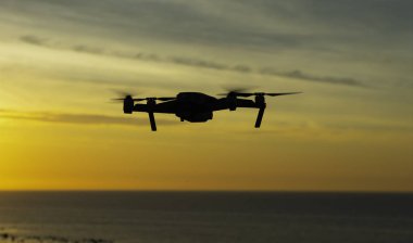 Estonya, Tallinn - 15 Haziran 2018: Dron deniz üzerinde uçan kamera ile. Mavic ile DJI indeks işlem yeni bir dron tasarımdan kaynaklanmaktadır