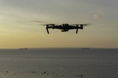 Estonya, Tallinn - 15 Haziran 2018: Dron deniz üzerinde uçan kamera ile. Mavic ile DJI indeks işlem yeni bir dron tasarımdan kaynaklanmaktadır