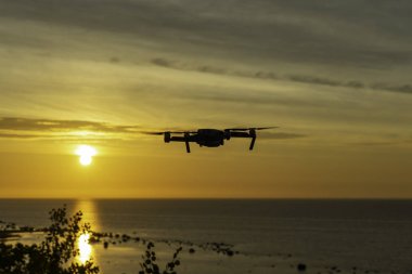 Estonya, Tallinn - 15 Haziran 2018: Dron deniz üzerinde uçan kamera ile. Mavic ile DJI indeks işlem yeni bir dron tasarımdan kaynaklanmaktadır