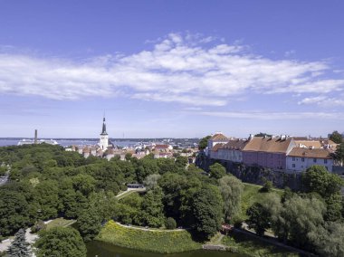 Cityscape Tallinn Estonya üzerinde havadan görünümü