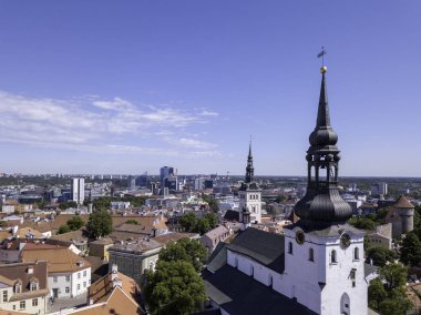 Estonya, Tallinn 'deki Eski Şehir' in manzaralı yaz manzarası.