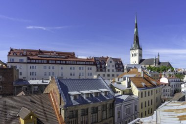 Tallinn tarihi eski şehir Cityscape üzerinde göster 