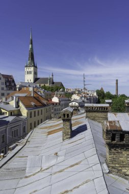 Tallinn tarihi eski şehir Cityscape üzerinde göster 