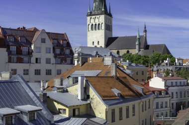 Tallinn tarihi eski şehir Cityscape üzerinde göster 
