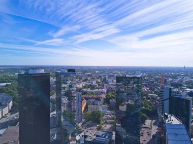 Tallinn, Estonya - 25 Mayıs 2018: Hava cityscape modern iş uzun boylu gökdelen binalar ile finansal bölgesinin