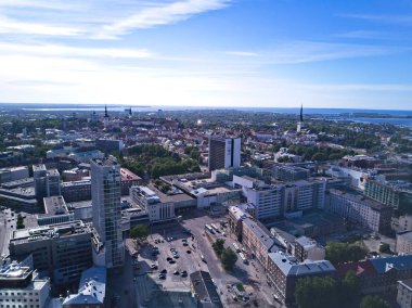 Tallinn, Estonya - 25 Mayıs 2018: Hava cityscape modern iş uzun boylu gökdelen binalar ile finansal bölgesinin