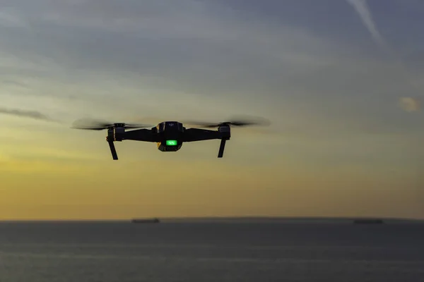 Estonya, Tallinn - 15 Haziran 2018: Dron deniz üzerinde uçan kamera ile. Mavic ile DJI indeks işlem yeni bir dron tasarımdan kaynaklanmaktadır