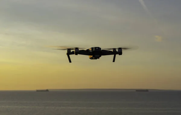 Estonya, Tallinn - 15 Haziran 2018: Dron deniz üzerinde uçan kamera ile. Mavic ile DJI indeks işlem yeni bir dron tasarımdan kaynaklanmaktadır