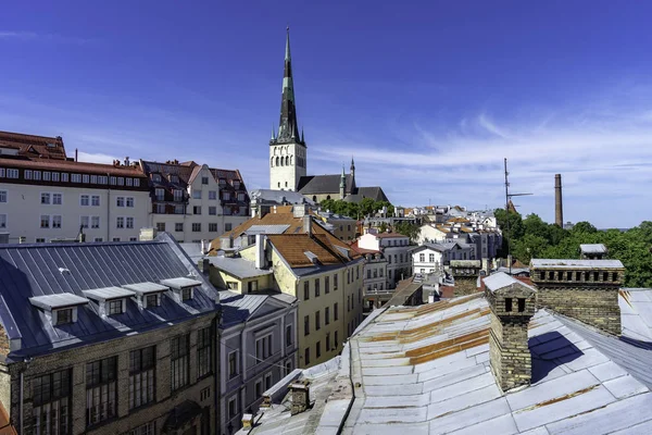 Tallinn tarihi eski şehir Cityscape üzerinde göster 