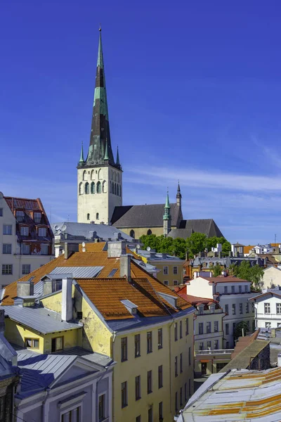 Tallinn tarihi eski şehir Cityscape üzerinde göster 