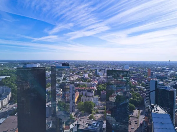 Tallinn, Estonya - 25 Mayıs 2018: Hava cityscape modern iş uzun boylu gökdelen binalar ile finansal bölgesinin
