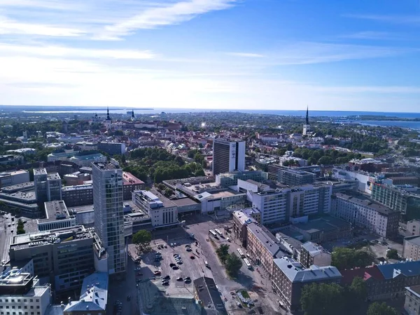 Tallinn, Estonya - 25 Mayıs 2018: Hava cityscape modern iş uzun boylu gökdelen binalar ile finansal bölgesinin