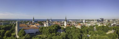 Tallinn tarihi eski şehir Cityscape üzerinde göster 