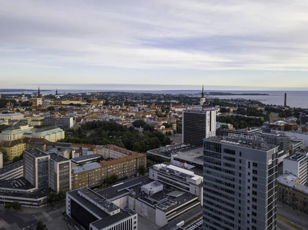 Yüksek gökdelen binaları ile modern iş finans bölgesinin hava şehir manzarası