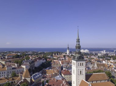 Estonya, Tallinn 'deki Eski Şehir' in manzaralı yaz manzarası.