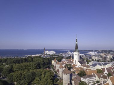Estonya, Tallinn 'deki Eski Şehir' in manzaralı yaz manzarası.