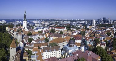 Estonya, Tallinn 'deki Eski Şehir' in manzaralı yaz manzarası.
