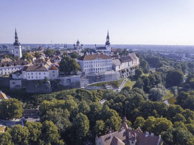 Estonya, Tallinn 'deki Eski Şehir' in manzaralı yaz manzarası.