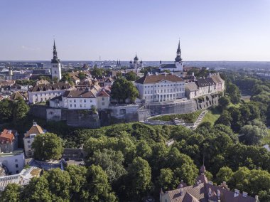 Estonya, Tallinn 'deki Eski Şehir' in manzaralı yaz manzarası.