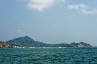 Tayland deniz ve kayalar ile güzel manzara