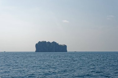 Tayland deniz ve kayalar ile güzel manzara