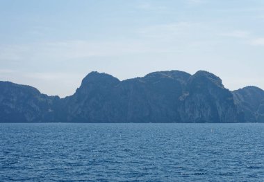 Tayland deniz ve kayalar ile güzel manzara