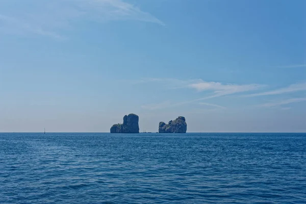 美丽的风景在泰国与海和岩石 — 图库照片