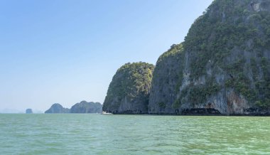 Tayland 'da kayalar ve deniz