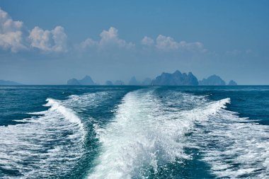 Tayland 'da kayalar ve deniz