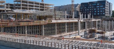 Vinçli ve binalı inşaat alanı 