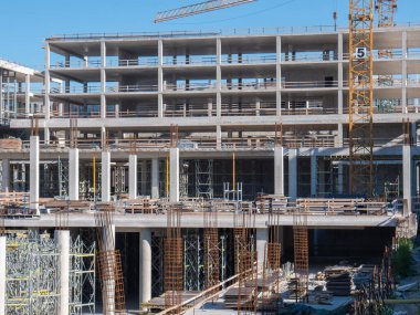 Vinçli ve binalı inşaat alanı 