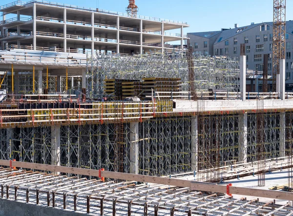 Vinçli ve binalı inşaat alanı 