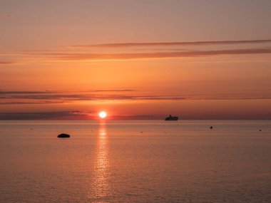 Baltık Denizi Estonya 'sında güzel gün batımı manzarası
